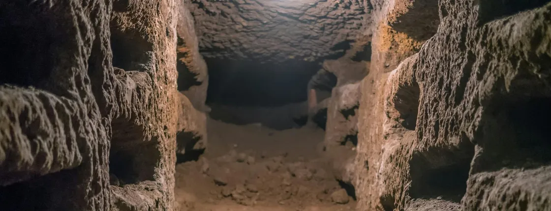 4-hour bike rental with Catacombs guided tour