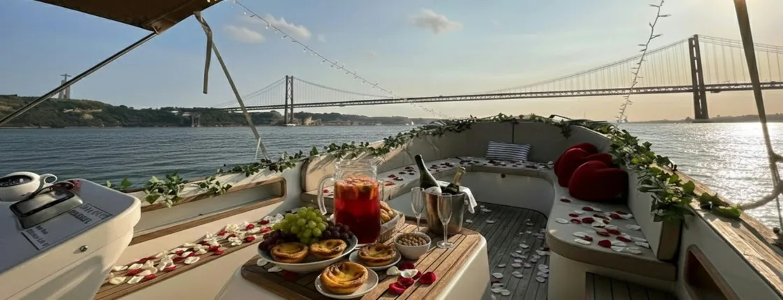 Romantic sunset tour with sparkling wine and views
