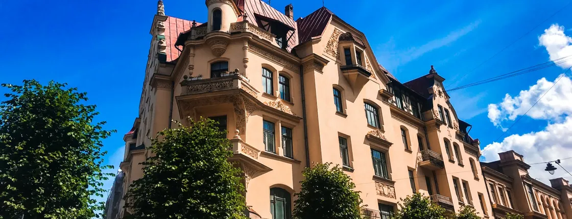 Self-guided discovery walk in Riga through parks and time