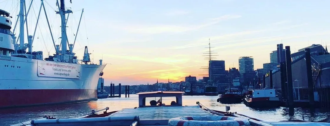 Hamburg harbor cruise with cheese and wine