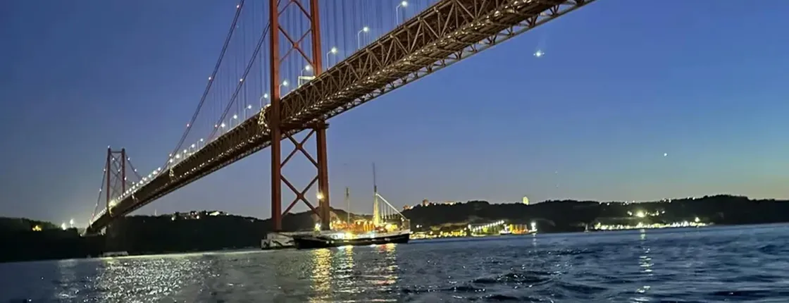 Night boat cruise with open bar and snacks in Lisbon