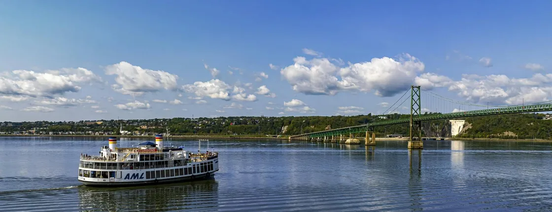 Guided river cruise tour in Quebec with lunch