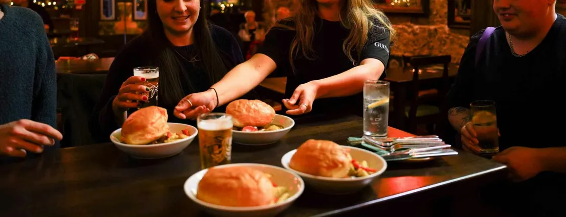 Old town food and drinks guided tour in Edinburgh