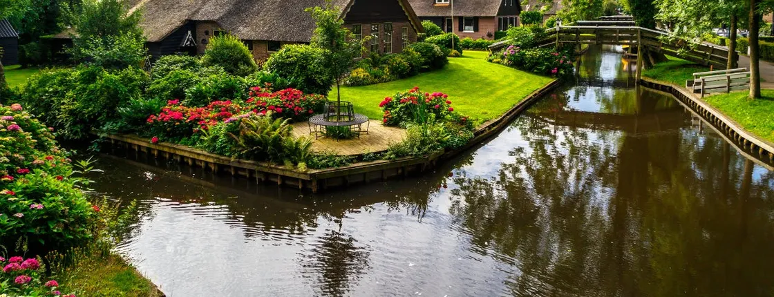 Day Trip to Giethoorn, Authentic Boat Cruise and Walking Tour