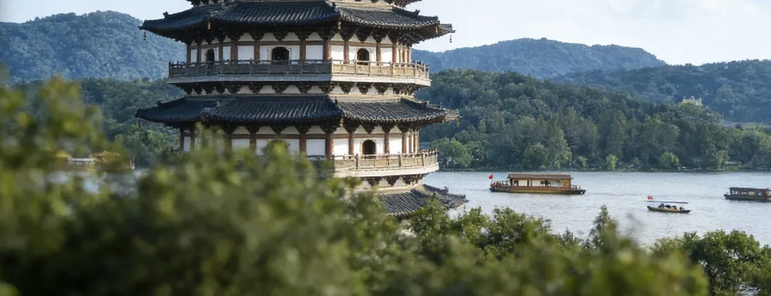 Private guided tour of Hangzhou's West Lake and cultural sites