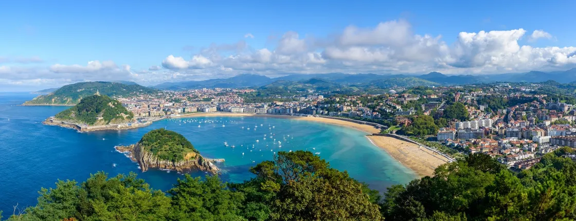 Walking tour of San Sebastián with aquarium tickets