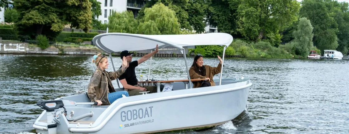 1 Hour Boat Rental Sightseeing Experience in Berlin