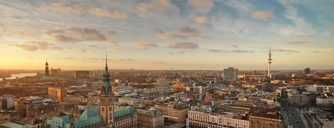 Self guided tour with interactive city game of Hamburg