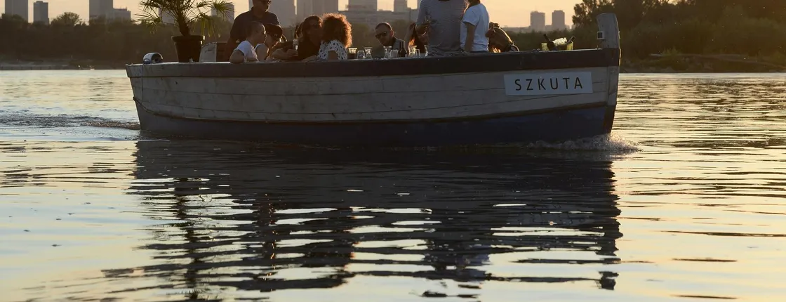 Public panoramic cruise of Warsaw on a traditional wooden boat