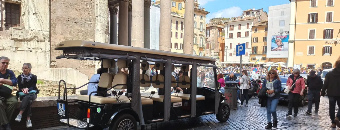Rome by night tour with Colosseum and Trevi Fountain with a golf cart
