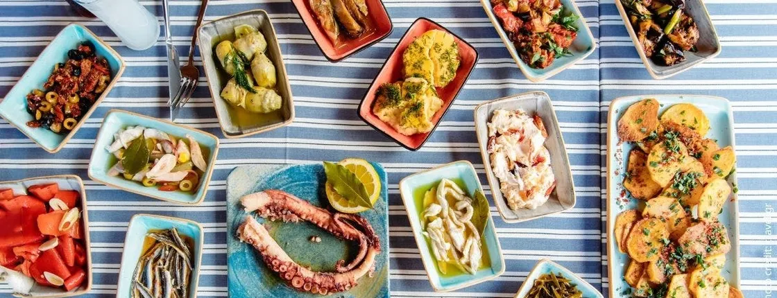 Evening food tour of Athens with dinner