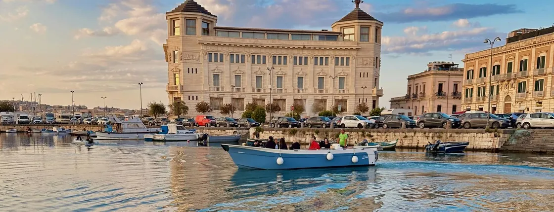 Guided boat excursion to Ortigia Island and Sea Caves