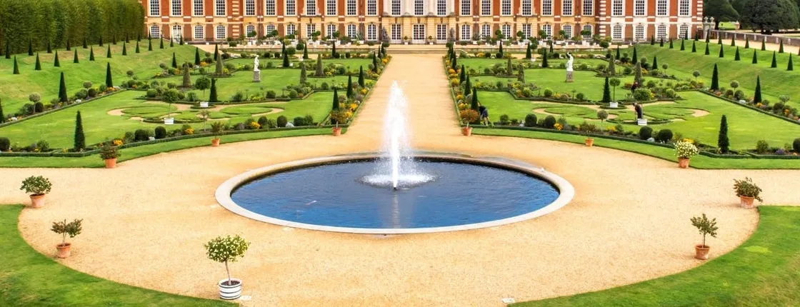 Half-day tour to Hampton Court Palace from London with tickets