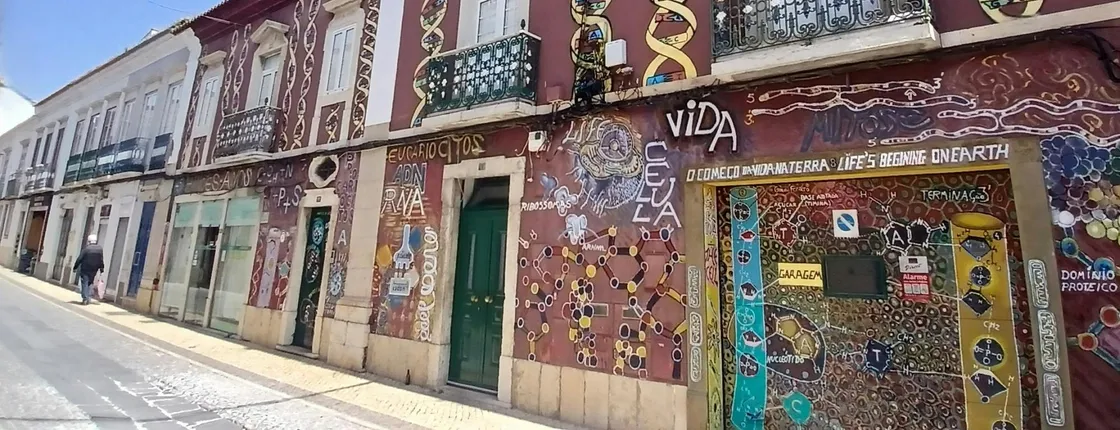 Self-guided scavenger hunt and walking tour in Faro