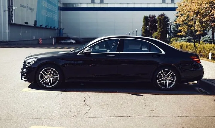 Private Transfer: Paris City to Paris Disneyland by Business Car