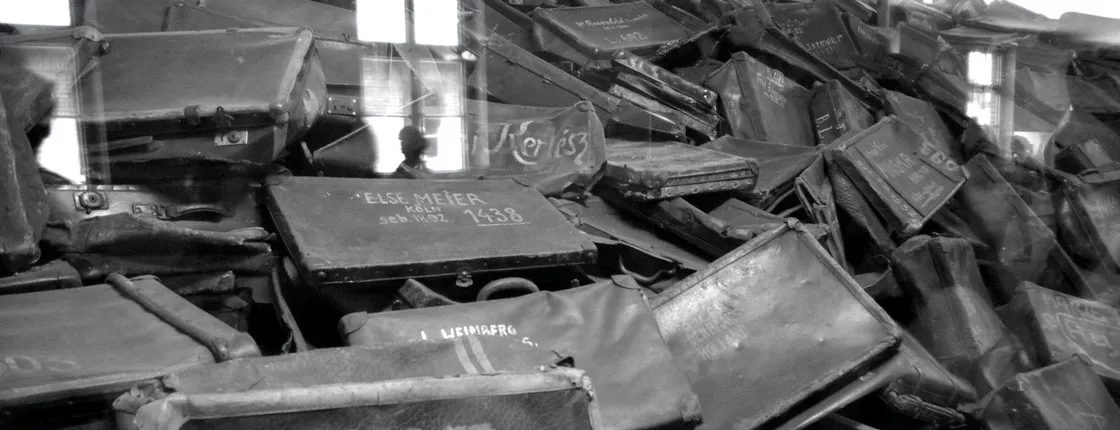 Auschwitz Small Group Tour from Warsaw with Pick-up and Lunch
