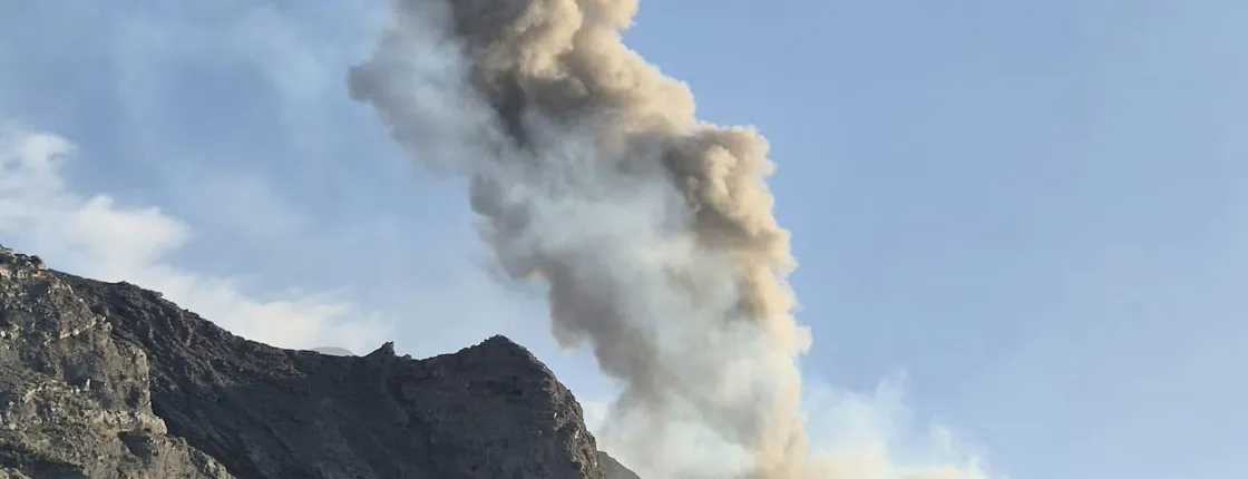 Guided trekking adventure on Stromboli volcano
