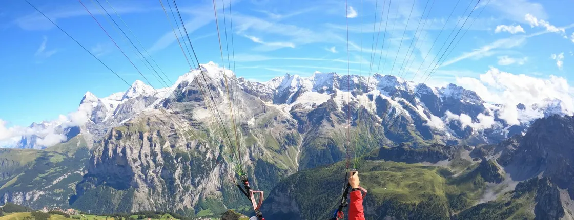 Tandem paragliding tour over Mürren Lauterbrunnen Valley