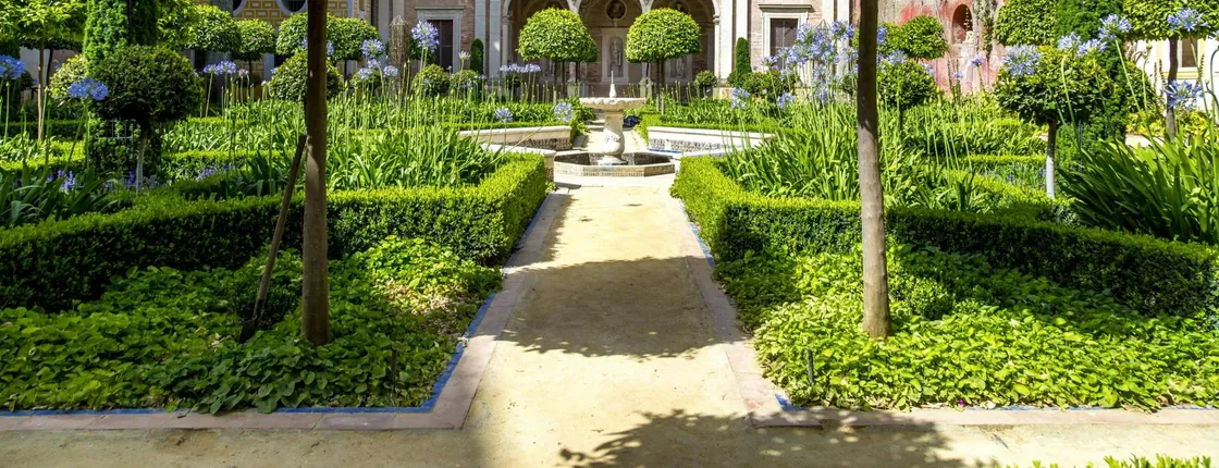 Guided tour of Seville’s noble houses and grand gardens