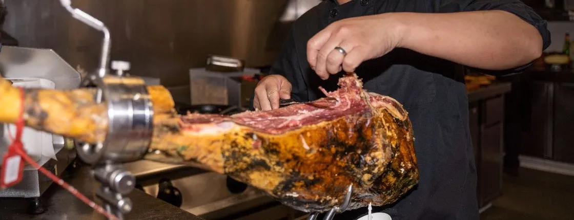 Tapas and sightseeing walking tour in Old Town Barcelona
