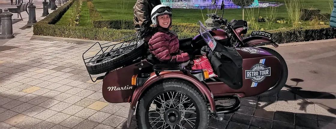 Retro sidecar tour by night