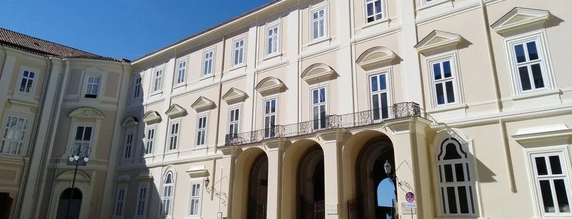 Royal Palace Guided Tour and Cooking Experience from Naples