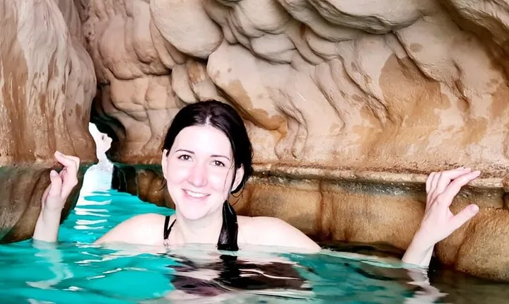 Private Full-Day Wadi Shab Adventure and Bimmah Sinkhole Tour