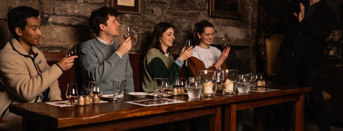Edinburgh old town walking tour with whisky tasting