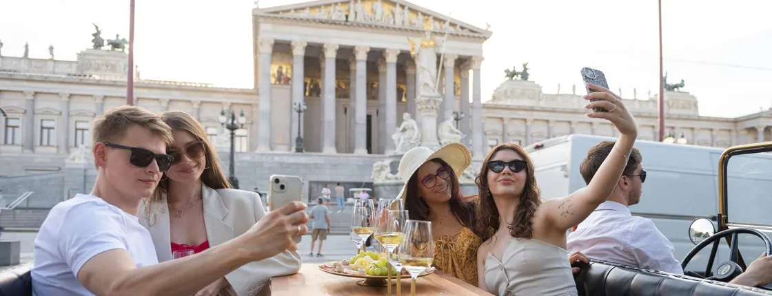 Vienna tour and 3-course gourmet dinner in a classic oldtimer