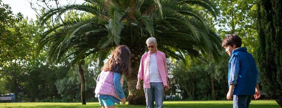 Family private walking tour in Cannes