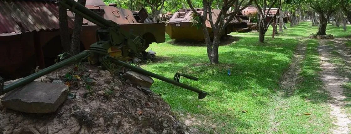 Private half-day Cambodia Civil War history and Satcha Handicraft tour