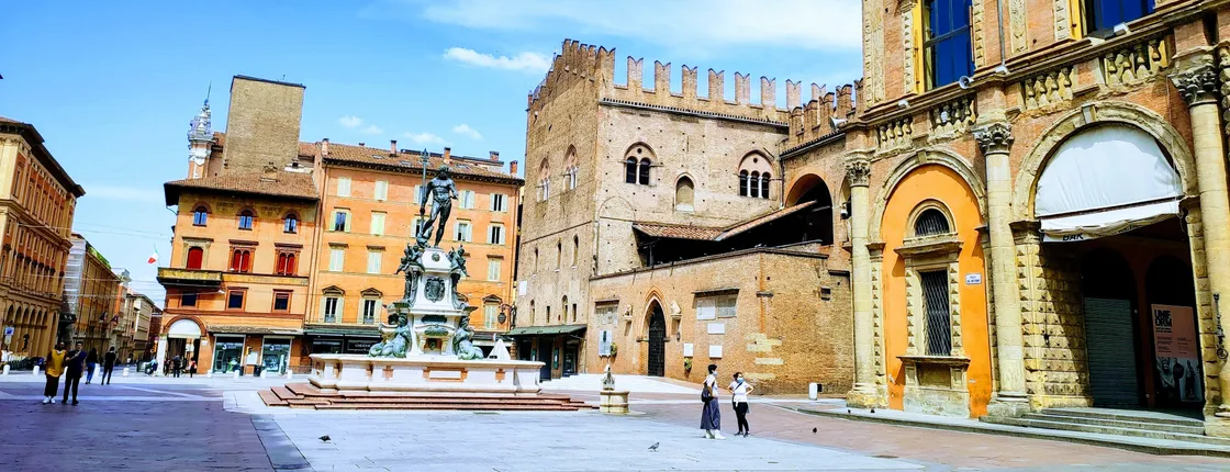 Historic center of Bologna exploration game and tour