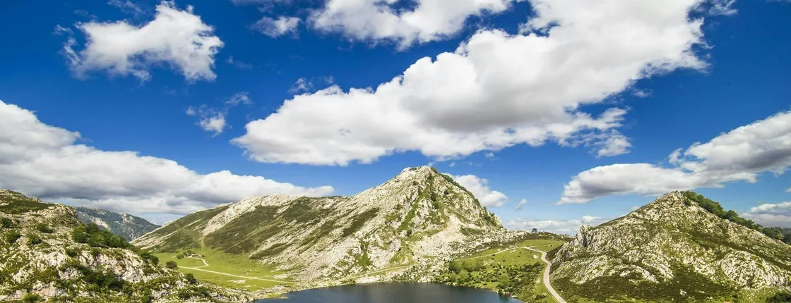 Day trip to Covadonga lakes and the sanctuary from Cangas de Onís