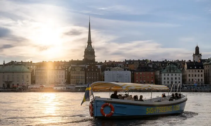 Open Electric Boat Ride in Stockholm with Live-Guide (EN/DE)