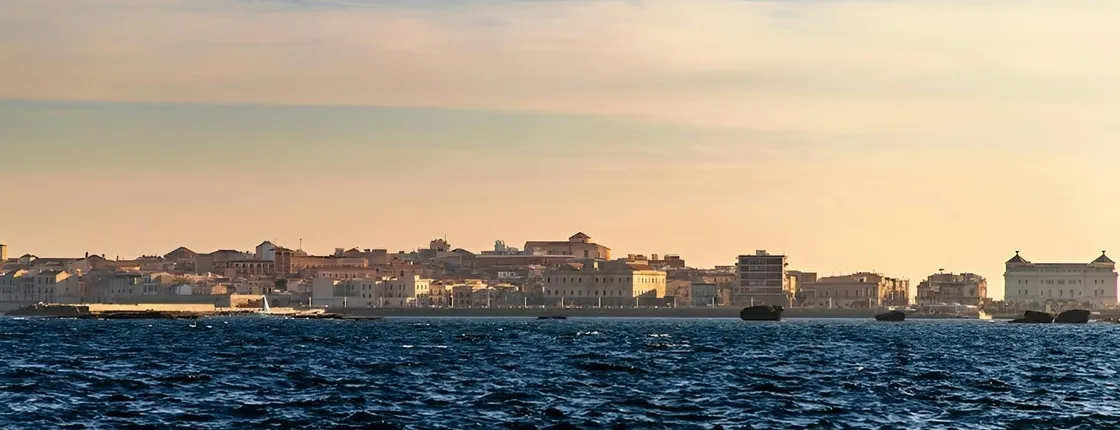 Ortigia coastline exploration by private boat with seafood appetisers
