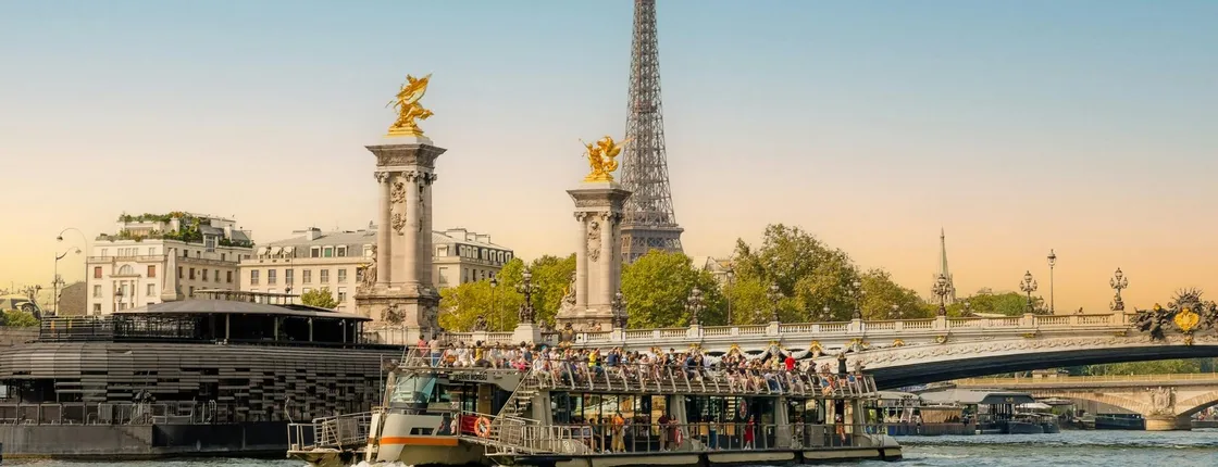Guided tour of Eiffel Tower district and Seine River cruise