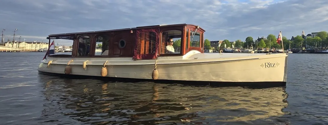 1.5-hour private guided boat tour with welcome drink