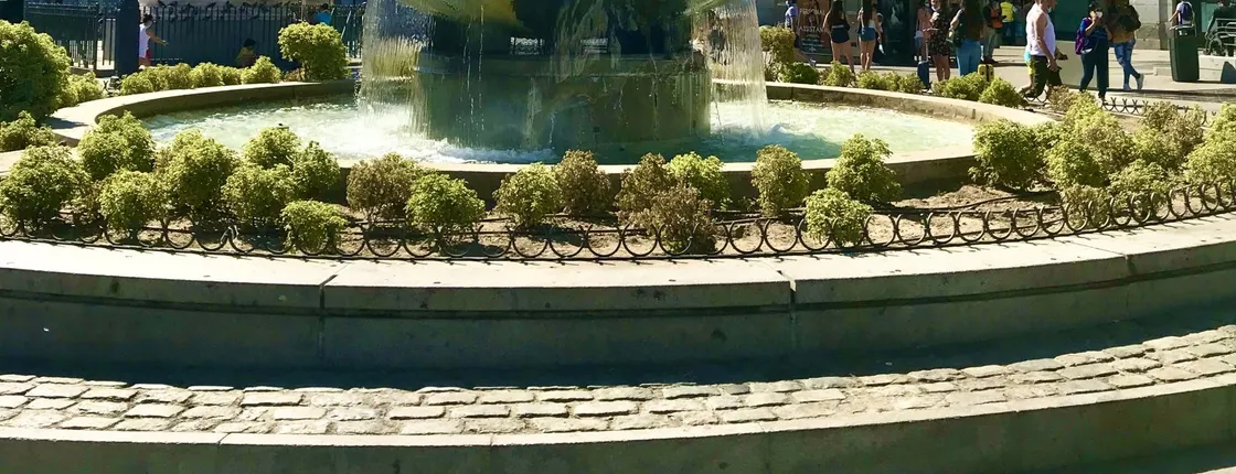 Guided tour to Madrid's photogenic places with a local