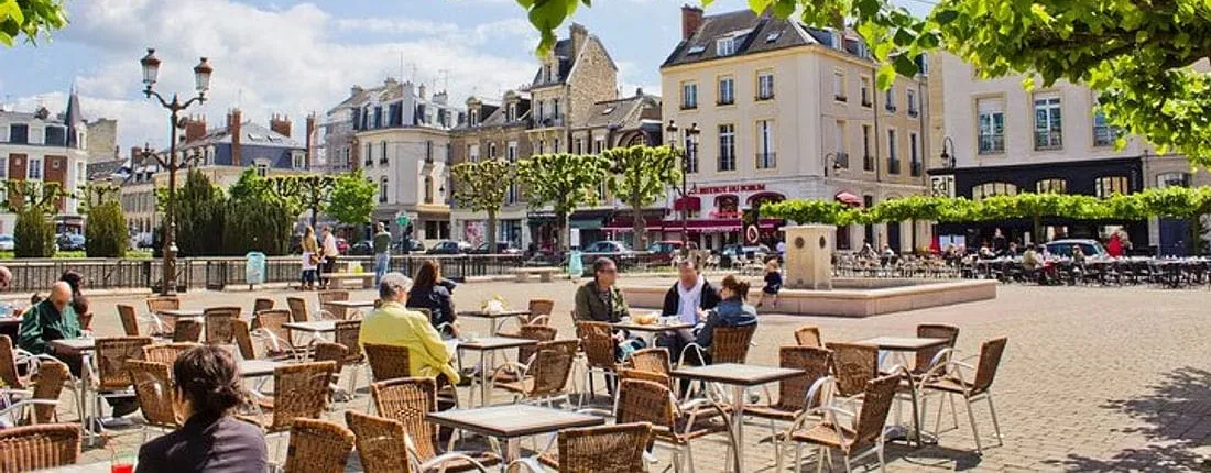 Self guided tour with interactive city game of Reims