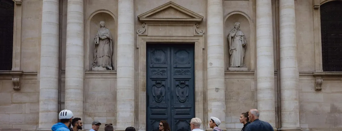 Guided bike tour of secret spots in Paris