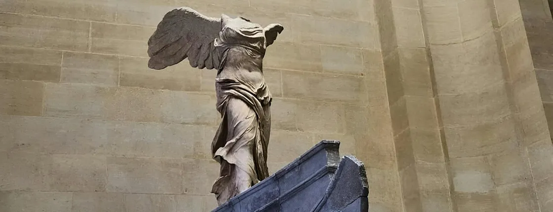 Louvre Museum's iconic artworks small group guided tour in English