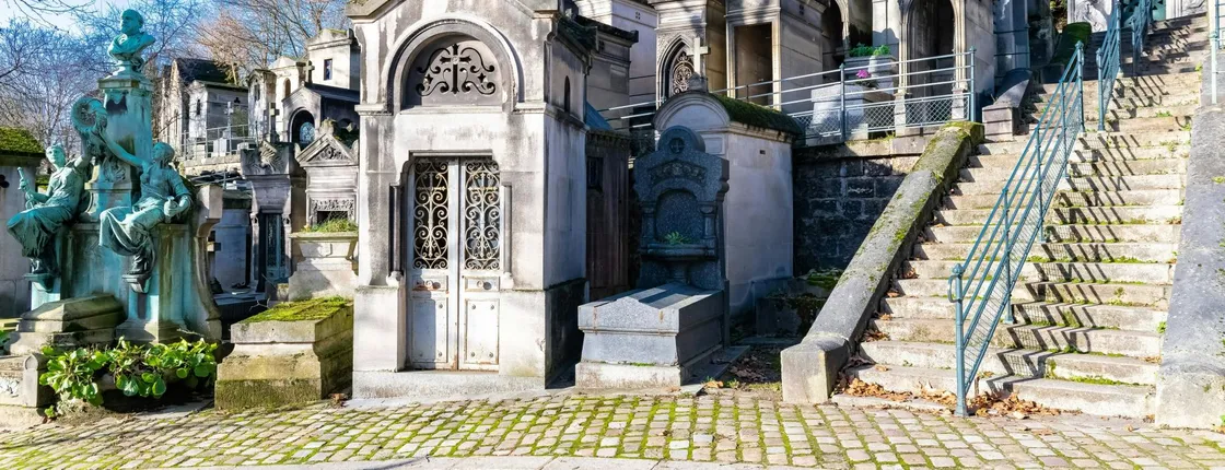 Guided walking tour of Père Lachaise and its mysteries