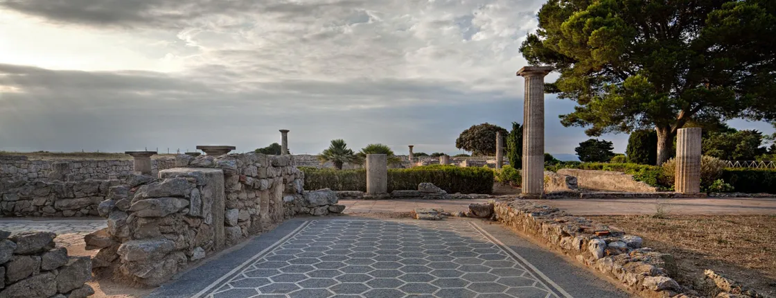 Empuries private tour and boat ride from Barcelona