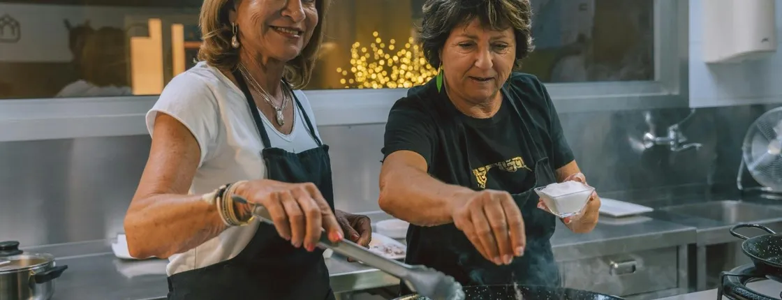 Paella cooking class with central market tour