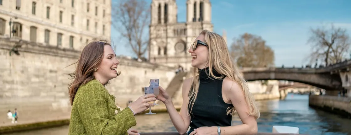 Sightseeing cruise with champagne from Notre-Dame de Paris