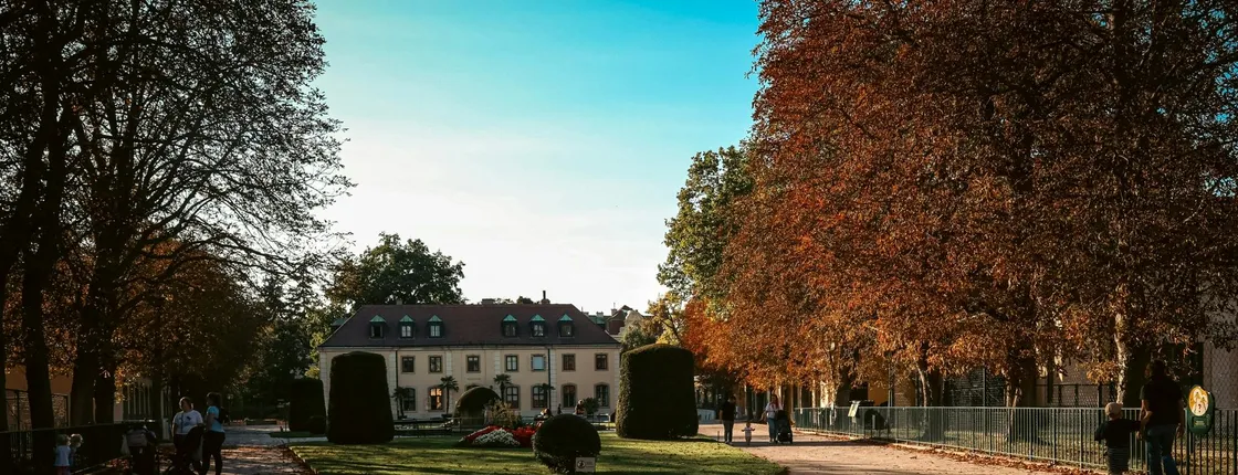 Schönbrunn Zoo access with Vienna audio guide and eSIM