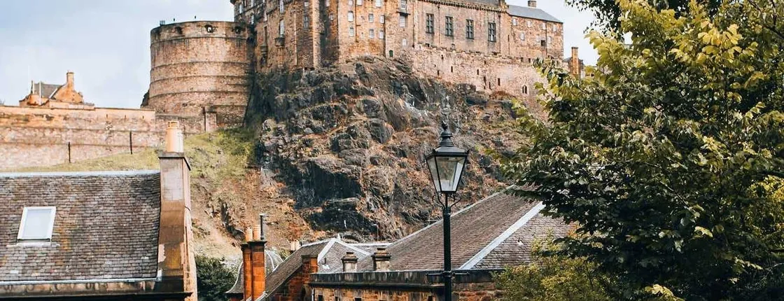 Art and culture walk of Edinburgh with a local