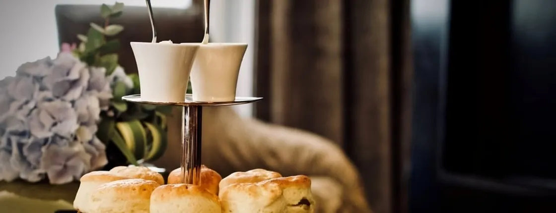 Guided walking tour of three royal palaces with high tea