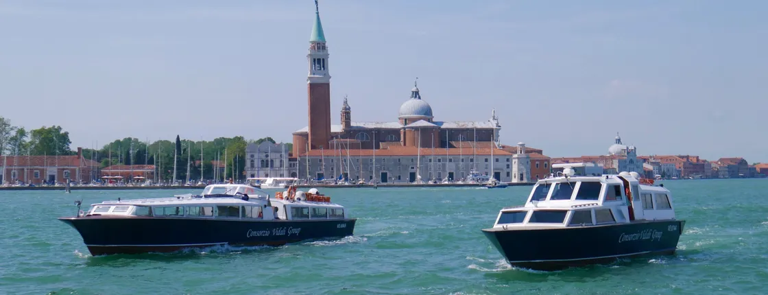 1-hour boat rental with driver and optional aperitif