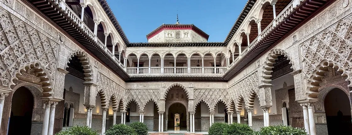 Royal Alcazar, Cathedral and Giralda small group tour